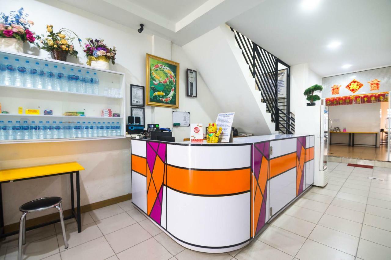 Sentosa Guest House Pontianak Exterior photo